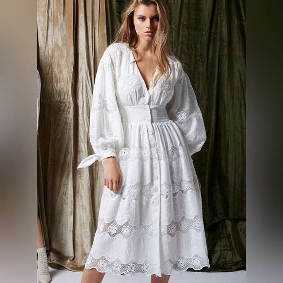 Elliatt Dresses & Skirts - Elliatt Poppy white lace button front dress